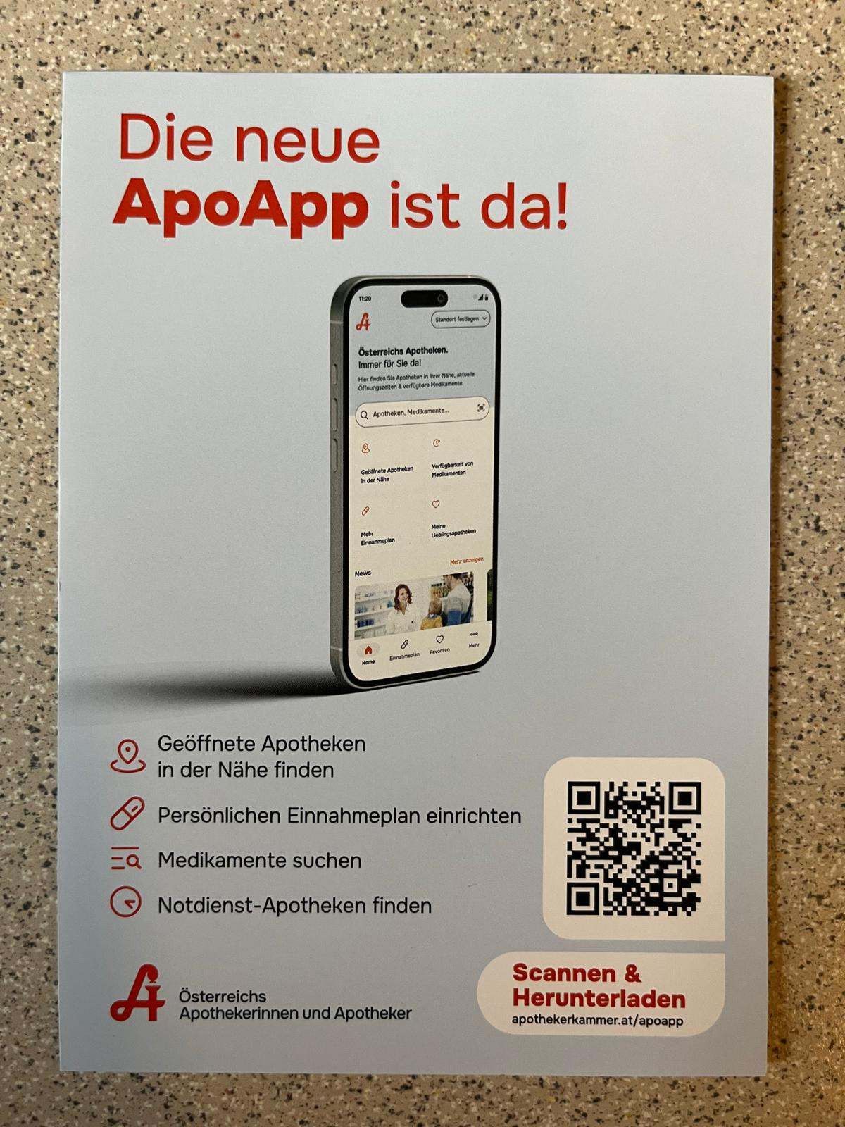 Ein Poster bewirbt die neue ApoApp. Es hebt Funktionen wie das Finden von Apotheken in der Nähe, das Einrichten eines persönlichen Einnahmeplans, das Suchen nach Medikamenten und das Auffinden von Notfallapotheken hervor. Es enthält einen QR-Code zum Scannen.