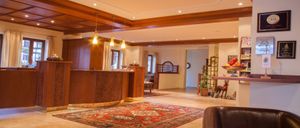 Bild enthält, Floor, Flooring, Reception, Reception Room, Interior Design, Table, Home Decor, Wood, Rug, Foyer