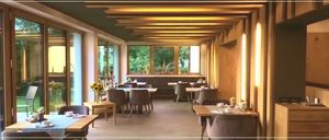 Bild enthält, Indoors, Interior Design, Dining Room, Dining Table, Furniture, Table, Restaurant, Cafeteria, Cafe, Chair