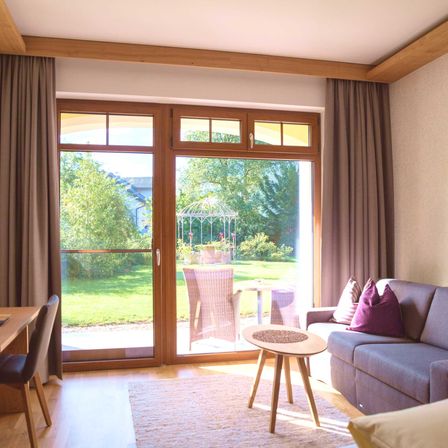 Bild enthält, French Window, Window, Door, Furniture, Living Room, Interior Design, Chair, Couch, Housing, Rug