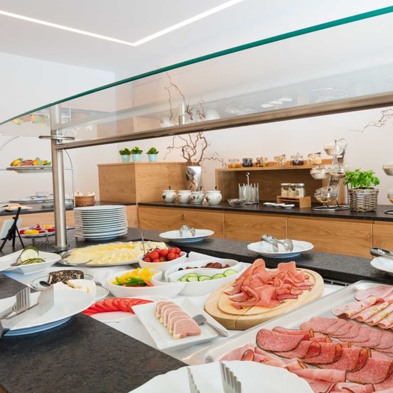 Bild enthält, Brunch, Food, Cafeteria, Indoors, Restaurant, Meal, Pork