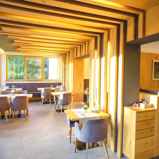 Bild enthält, Indoors, Interior Design, Restaurant, Dining Table, Furniture, Table, Wood, Dining Room, Cafeteria, Plywood