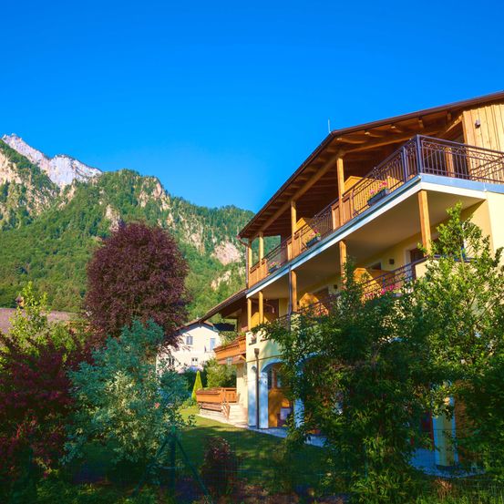 Bild enthält, Building, Hotel, Resort, Nature, Outdoors, Scenery, Housing, Villa, Tree, Grass