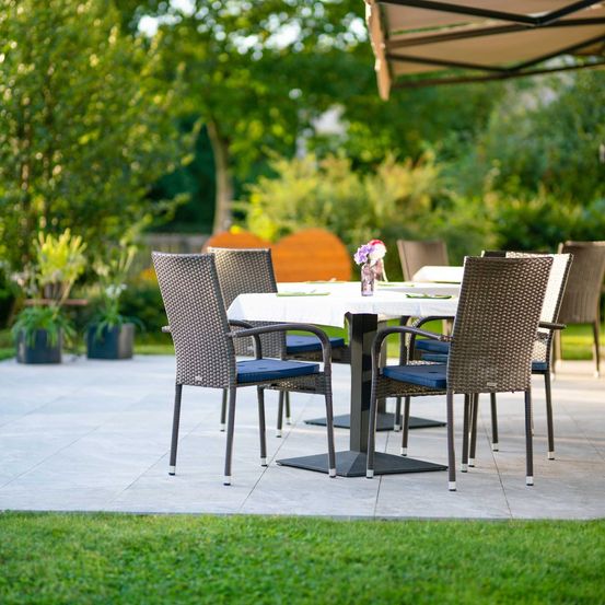 Bild enthält, Dining Table, Furniture, Table, Grass, Backyard, Yard, Housing, Patio, Interior Design, Lawn