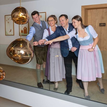 Bild enthält, Glove, Adult, Male, Man, Person, Female, Woman, Glasses, People, Groupshot