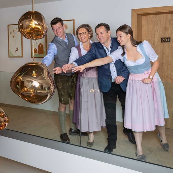 Bild enthält, Glove, Adult, Male, Man, Person, Female, Woman, Glasses, People, Groupshot