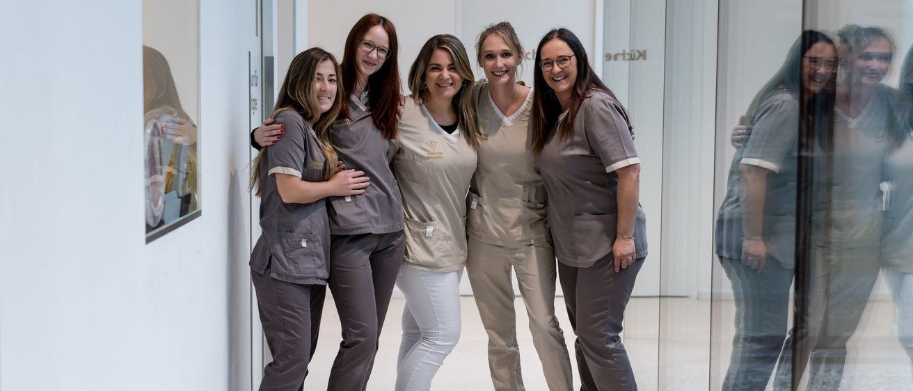 Bild enthält, Groupshot, Person, Pants, Adult, Male, Man, Female, Woman, People, Shoe