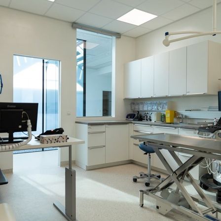 Bild enthält, Furniture, Table, Building, Hospital, Desk, Clinic, Monitor, Screen, Ceiling Fan, Electrical Device