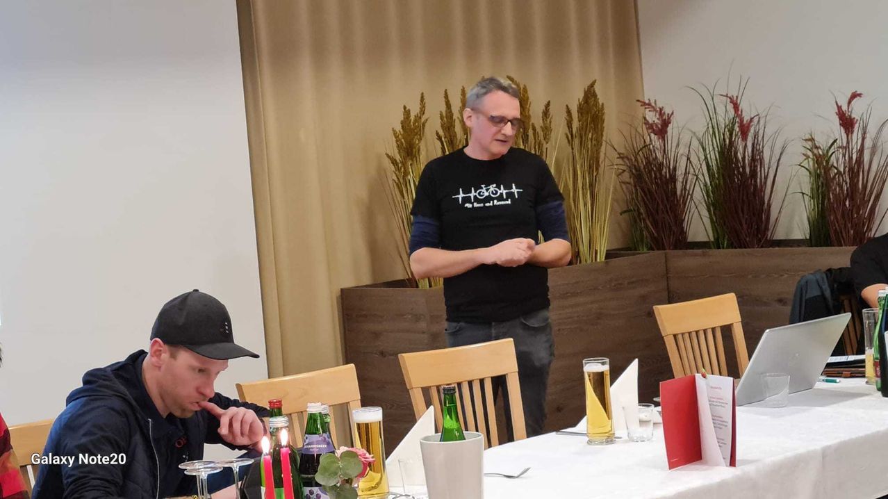 Bild enthält, Restaurant, Interior Design, Cafeteria, People, Person, Dining Table, Table, Adult, Male, Man
