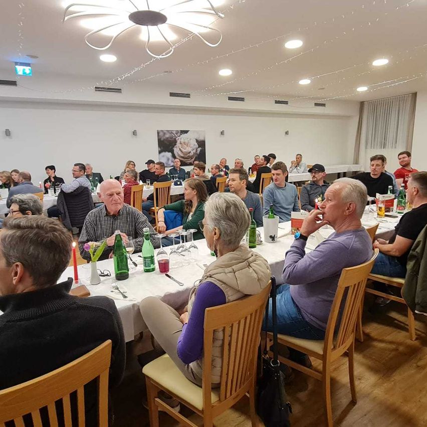 Bild enthält, People, Person, Indoors, Adult, Male, Man, Dining Room, Dining Table, Restaurant, Hall