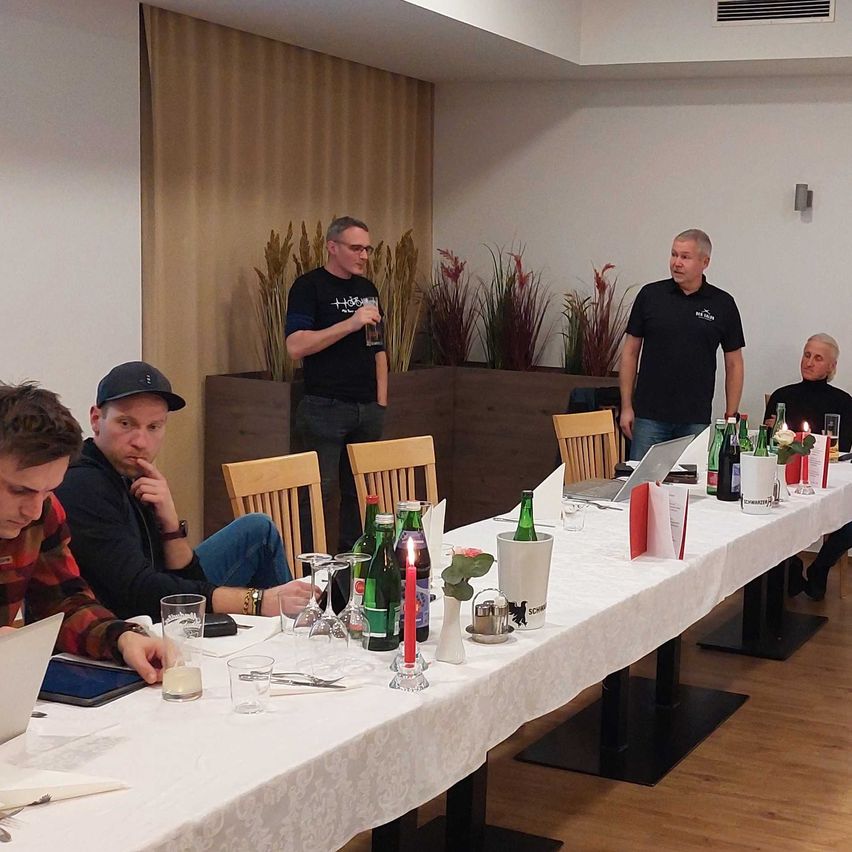 Bild enthält, People, Person, Dining Table, Table, Adult, Male, Man, Mobile Phone, Cup, Laptop
