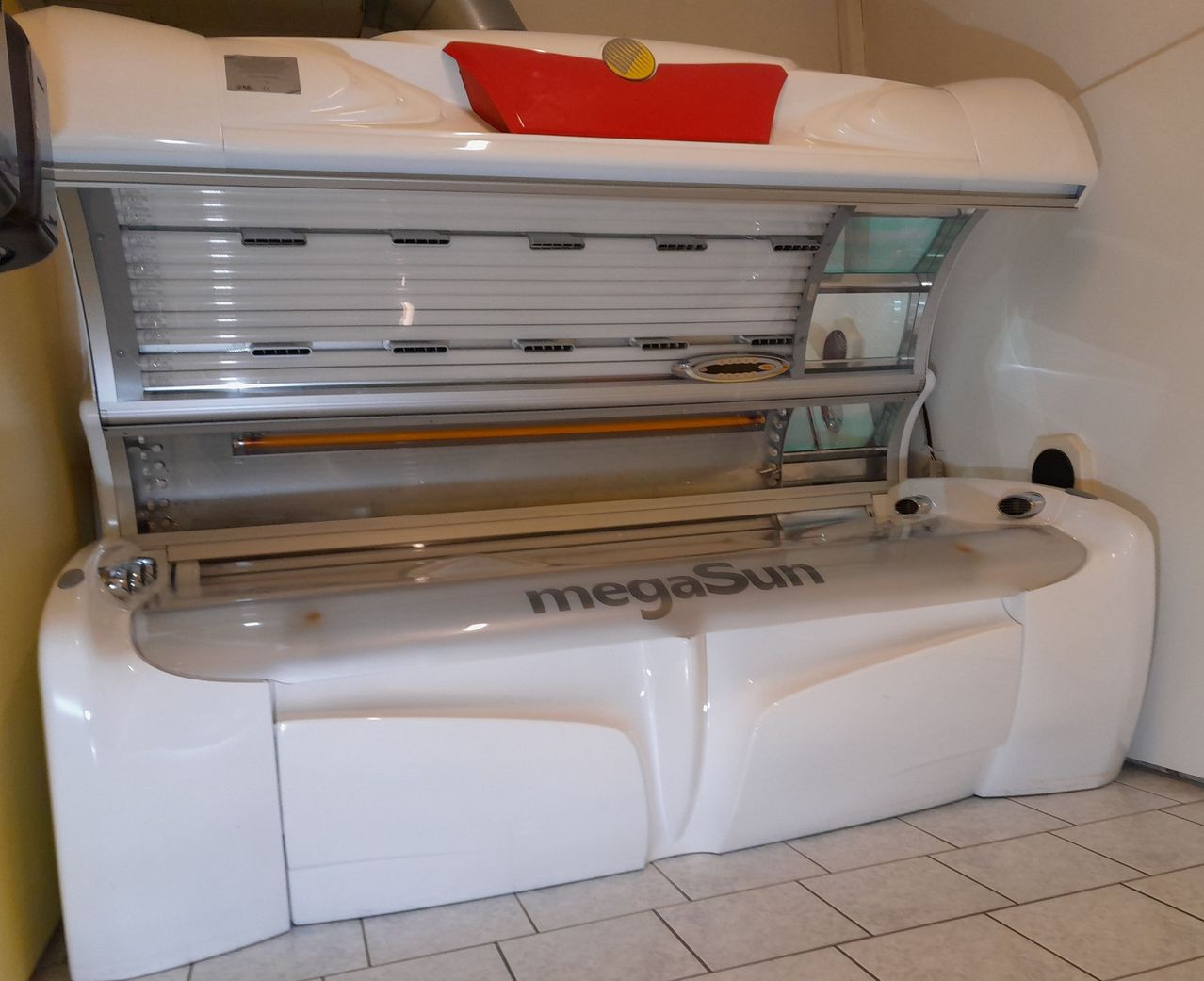 Bild enthält, Tub, Hot Tub, Bathing, Bathtub, Person, Device