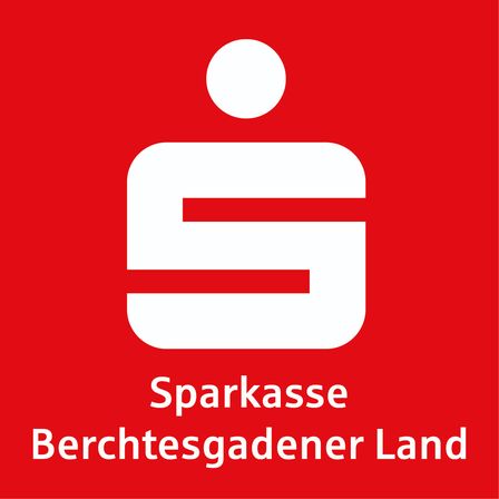 Der rote Hintergrund zeigt das Logo der Sparkasse Berchtesgadener Land mit einem stilisierten 'S' und einem Kreis darüber. Darunter stehen die Worte 'Sparkasse Berchtesgadener Land' in Weiß geschrieben.
