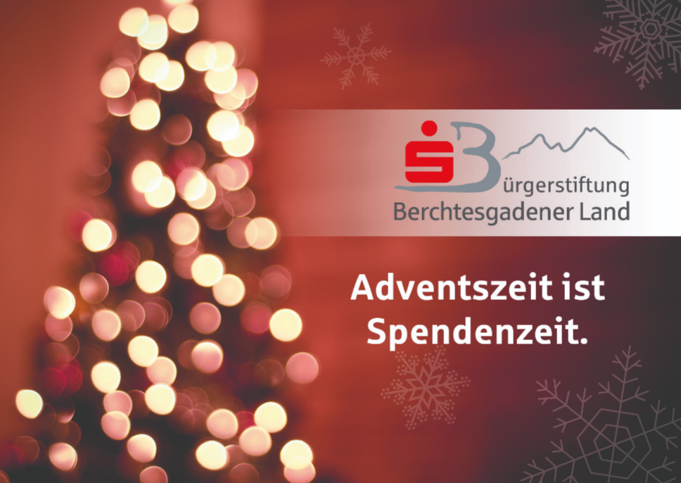 Ein verschwommenes Bild einer beleuchteten Weihnachtsbaum mit Schneeflocken im Hintergrund und dem Text 'Adventszeit ist Spendezeit.' Es zeigt ein Logo für das Berchtesgadener Land.