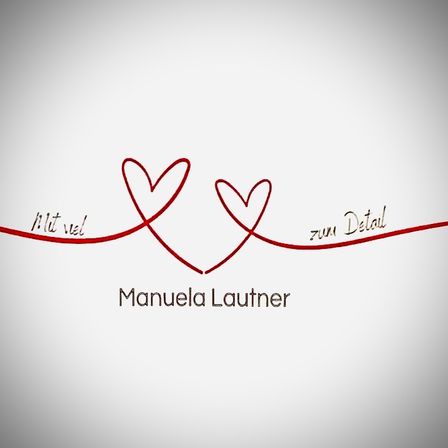 Ein grauer Hintergrund mit zwei roten Herzdesigns, die miteinander verschlungen sind, und die Worte 'Mit viel zum Detail' darüber. Unter den Herzen steht der Name 'Manuela Lautner'.
