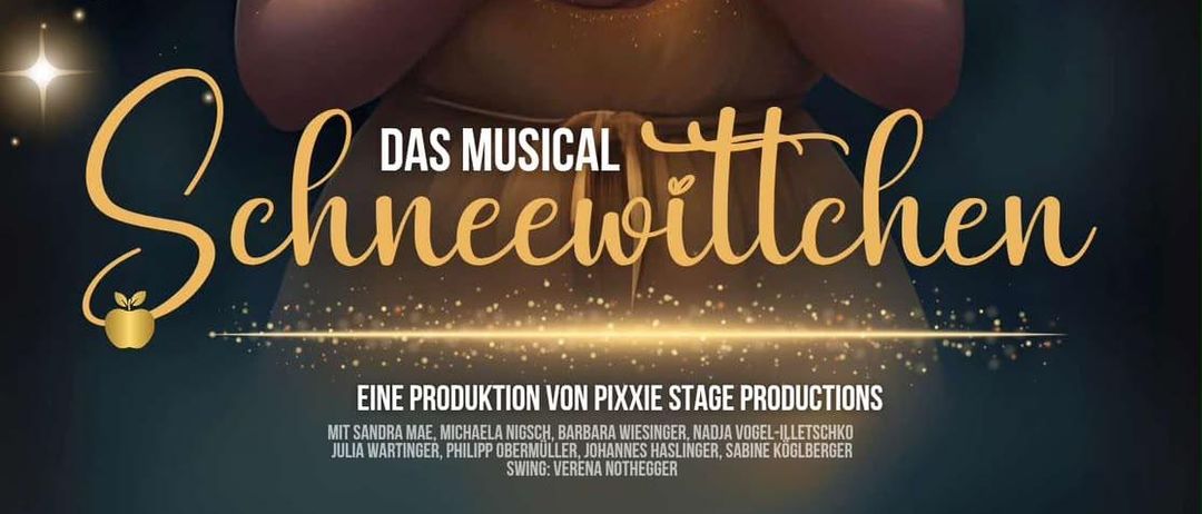 Ein Werbeplakat für das Musical 'Schneewittchen' mit einer Frau, die einen roten Apfel hält. Das Plakat enthält Termine und Orte für Aufführungen im Jahr 2026.