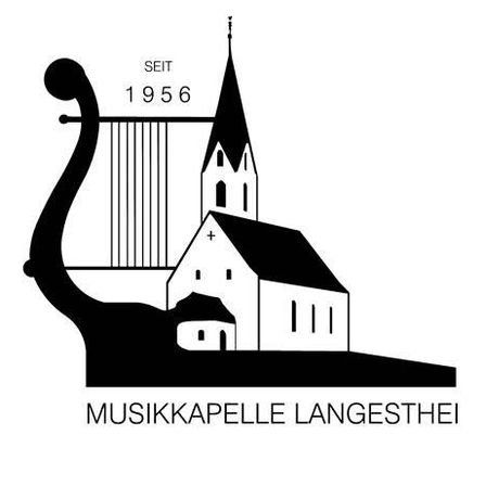Ein Schwarz-Weiß-Logo mit einer Kirche mit Turm und einer Leier. Der Text lautet 'Seit 1956 Musikkapelle Langsthei'.
