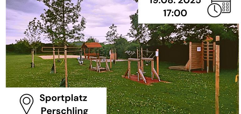 Ein Sportplatz mit verschiedenen Spielgeräten und einem kleinen Holzhaus. Datum und Uhrzeit sind als 19. August 2025, 17:00 Uhr, angegeben. Der Ort ist Perschling.