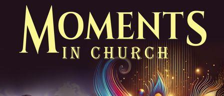 Plakat für ein Konzert mit einem Pianisten und einem Pfauenfeder-Design. Der Text lautet 'Echo der Stille Live im Konzert'. Das Datum ist der 27. Dezember 2025 und die Zeit ist 18:00 Uhr.