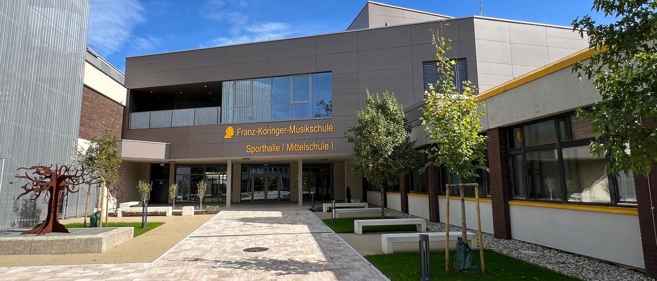 Bild enthält, Architecture, Building, Bench, Furniture, Office Building, Person, College, School