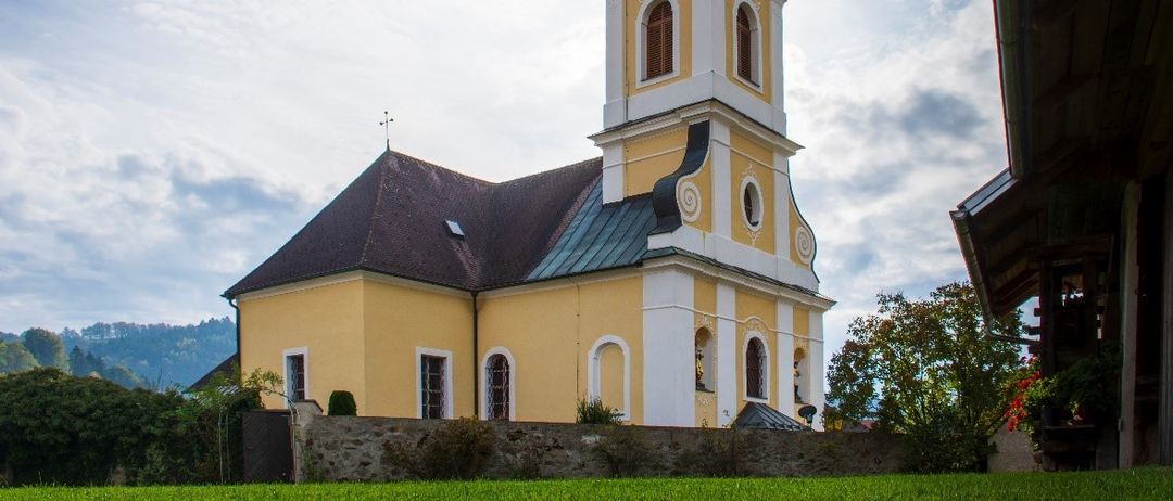 Bild enthält, Building, Spire, Tower, Monastery, Bell Tower, Clock Tower, Grass, Plant, Arch, Gothic Arch