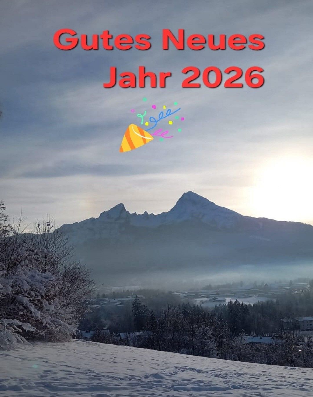 Eine verschneite Berglandschaft mit einem festlichen Banner, das 'Gutes Neues Jahr 2026' steht. Ein Partyhorn schwebt oben.