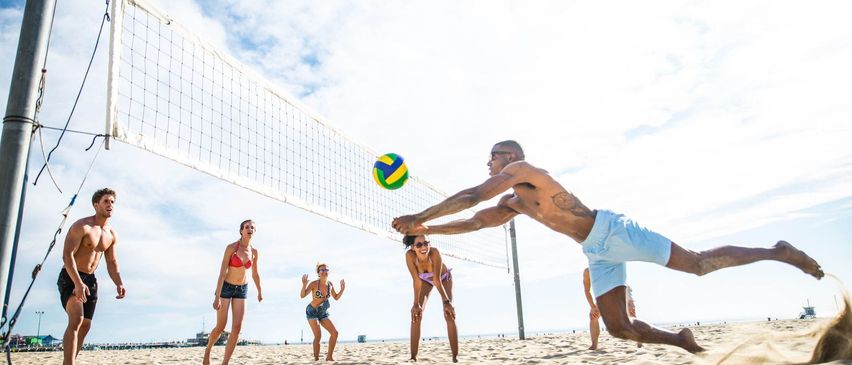 Bild enthält, Person, Playing Volleyball, Sport, Volleyball, Volleyball (Ball), Clothing, Shorts, Adult, Male, Man