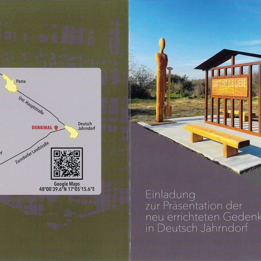 Eine Karte mit einem QR-Code zeigt einen Ort in Deutsch Jahrndorf. In der Nähe befindet sich eine Holzstruktur mit einer Bank und einem Schild, das 'Gott ist die Liebe' besagt.