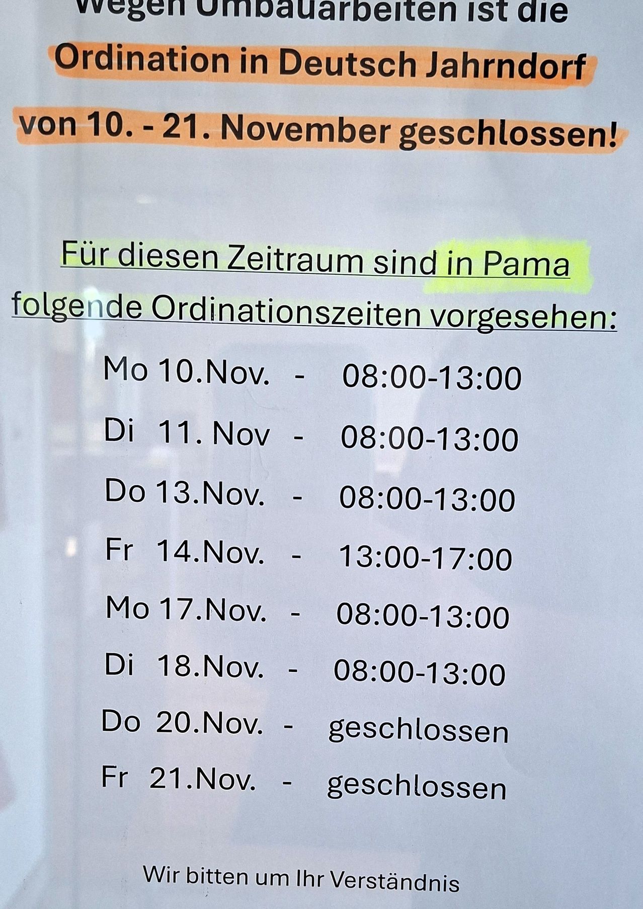 Ein Hinweis auf Deutsch über die Öffnungszeiten eines Ortes in Pama. Vom 10. bis 18. November ist es von 8:00 bis 13:00 Uhr geöffnet, außer am Freitag, den 14. November, der von 13:00 bis 17:00 Uhr geöffnet ist. Der 20. und 21. November sind geschlossen.