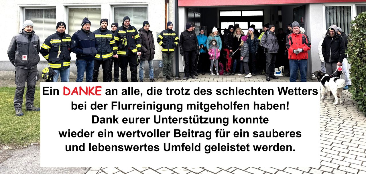 Eine Gruppe von Menschen, einschließlich Feuerwehrleuten, steht vor einem Gebäude mit mehreren anderen im Inneren. Die Nachricht auf dem Bild lautet: 'Dank an alle, die trotz schlechter Wetterbedingungen geholfen haben.'