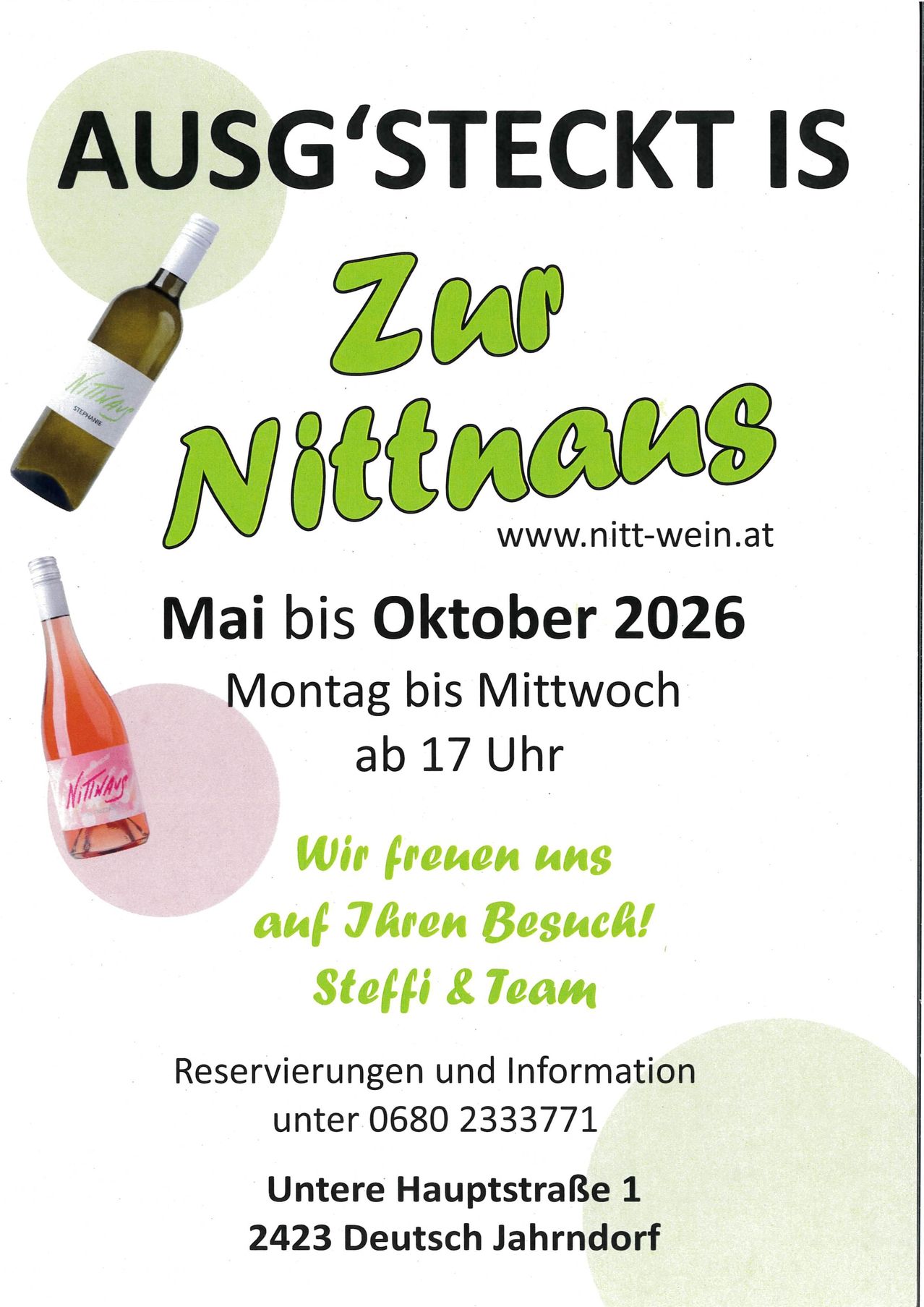 Plakat für den Weinladen Zur Nittnaus. Geöffnet von Mai bis Oktober 2026, Montag bis Mittwoch, ab 17 Uhr. Reservierungen und Informationen unter 0680 2323771.