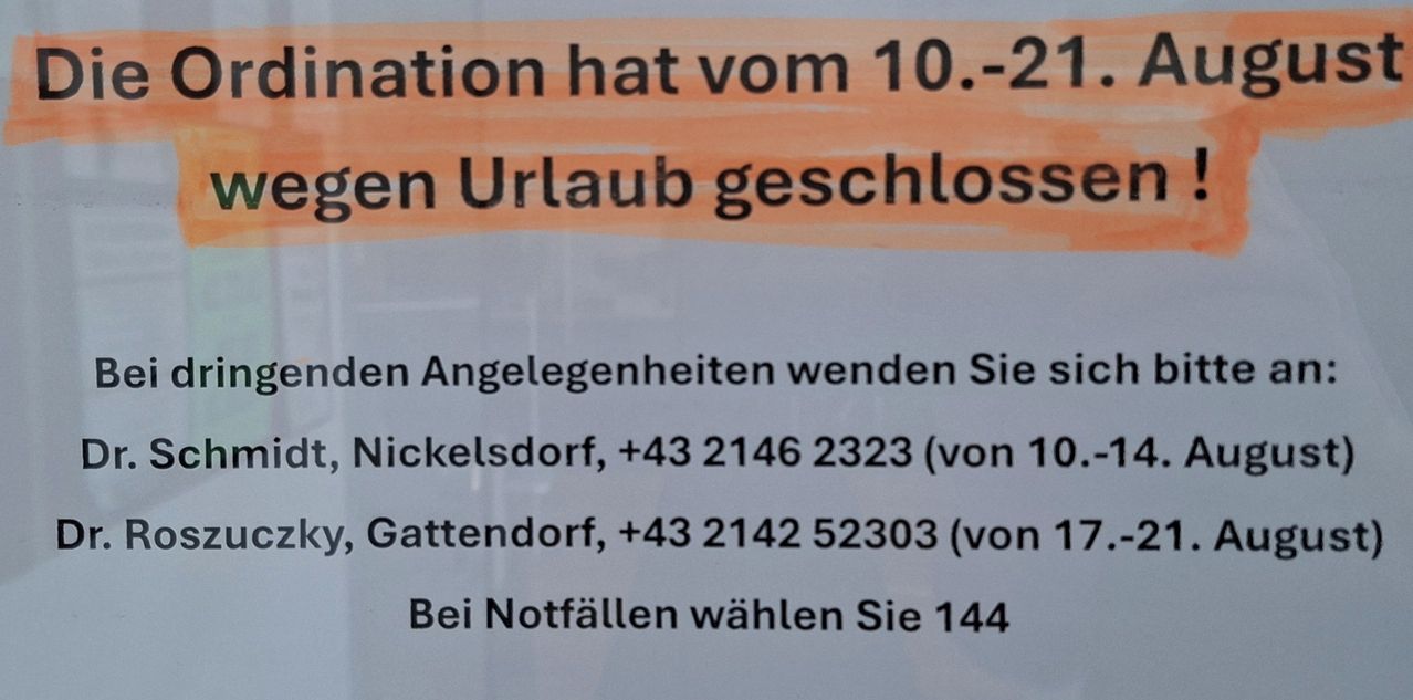 Ein Hinweis auf Deutsch, dass die Einrichtung vom 10. bis 2. wegen Urlaub geschlossen hat. Es werden Telefonnummern für Nickelsdorf und Gattendorf sowie eine Notfallnummer angegeben.