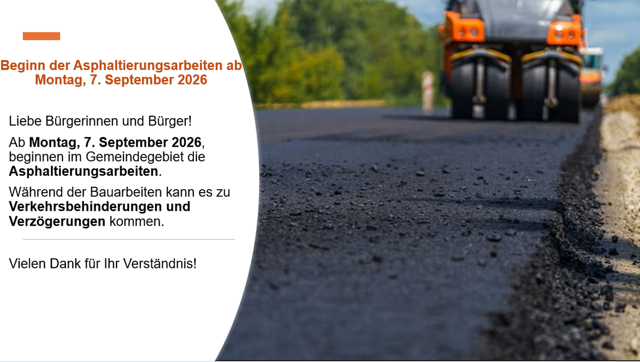 Ein Bild eines Straßenbaufahrzeugs auf einer Straße mit Textüberlagerung auf Deutsch und Englisch. Das Fahrzeug legt Asphalt.