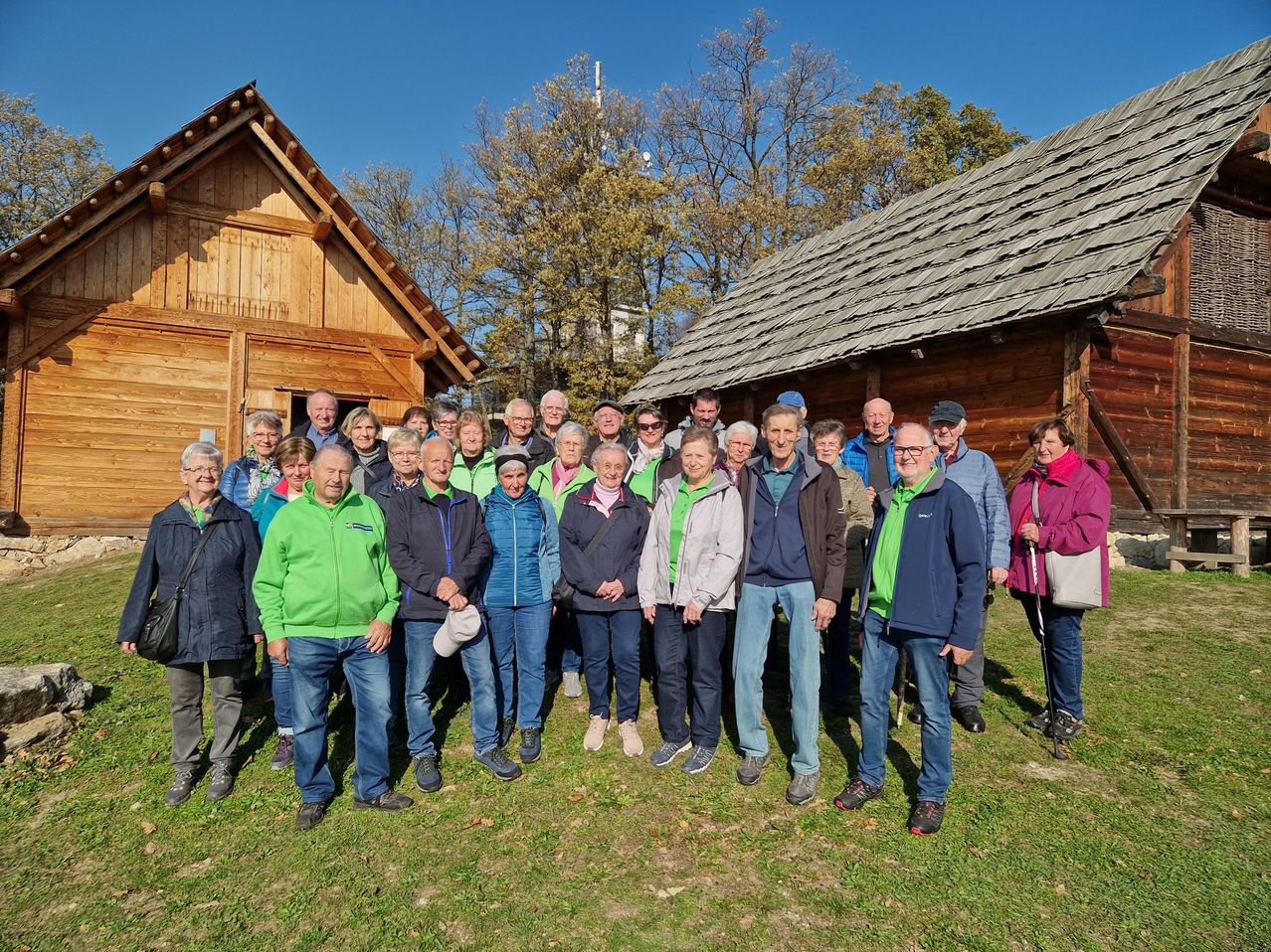 Bild enthält, Outdoors, Shelter, Pants, People, Person, Hut, Nature, Jeans, Jacket, Man