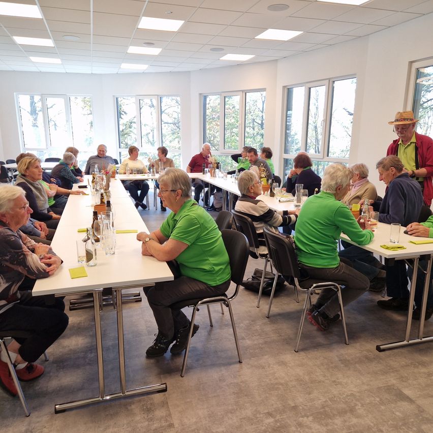 Bild enthält, Cafeteria, Indoors, Restaurant, Adult, Female, Person, Woman, People, Male, Man