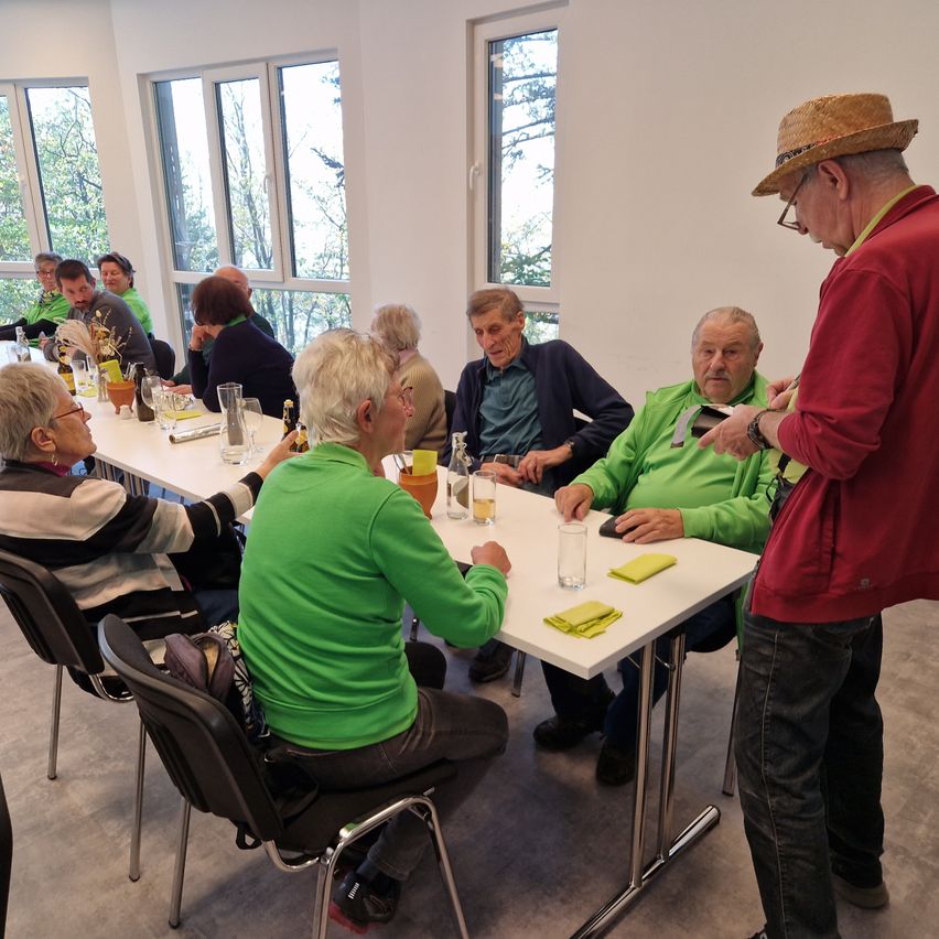 Bild enthält, Restaurant, Cafeteria, Dining Table, Dining Room, Wood, Plywood, Adult, Female, Person, Woman