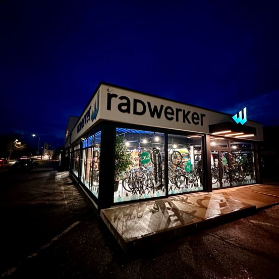 Bild enthält, Kiosk, Lighting, Building, Wheel, Outdoors, Urban, Shop, Night, City, Restaurant