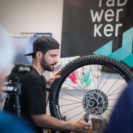 Bild enthält, Spoke, Wheel, Tire, Alloy Wheel, Adult, Male, Man, Person, Hat, Finger