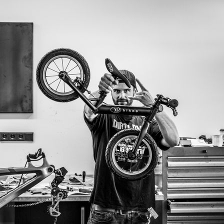 Bild enthält, Machine, Spoke, Wheel, Person, Bicycle, Transportation, Vehicle, Face, Jeans, Pants