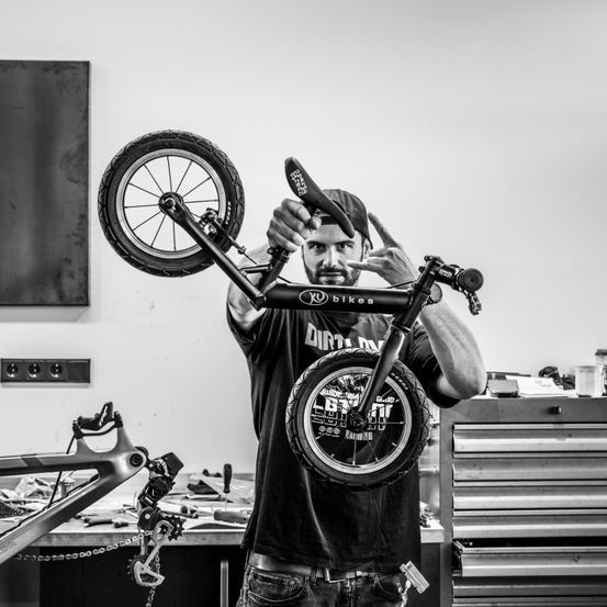 Bild enthält, Machine, Spoke, Wheel, Person, Bicycle, Transportation, Vehicle, Face, Jeans, Pants