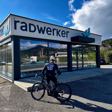 Bild enthält, Bicycle, Vehicle, Adult, Male, Man, Person, Machine, Wheel, Helmet, Cycling