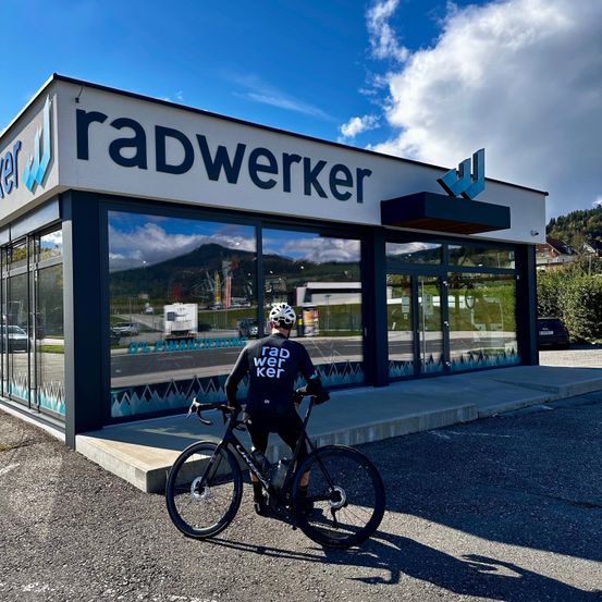 Bild enthält, Bicycle, Vehicle, Adult, Male, Man, Person, Machine, Wheel, Helmet, Cycling