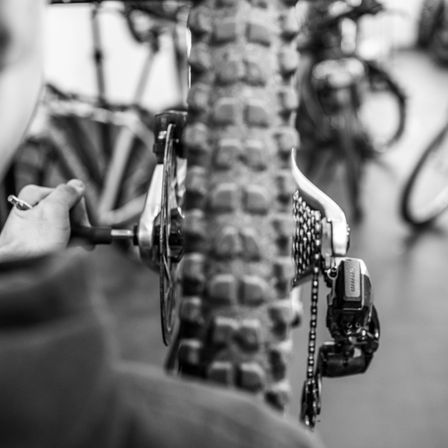 Bild enthält, Finger, Hand, Person, Machine, Spoke, Bicycle, Transportation, Vehicle, Wheel, Face