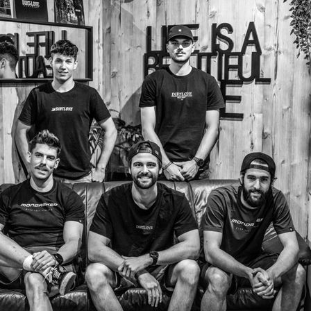 Bild enthält, People, Person, T-Shirt, Team, Shorts, Photography, Portrait, Groupshot, Adult, Man