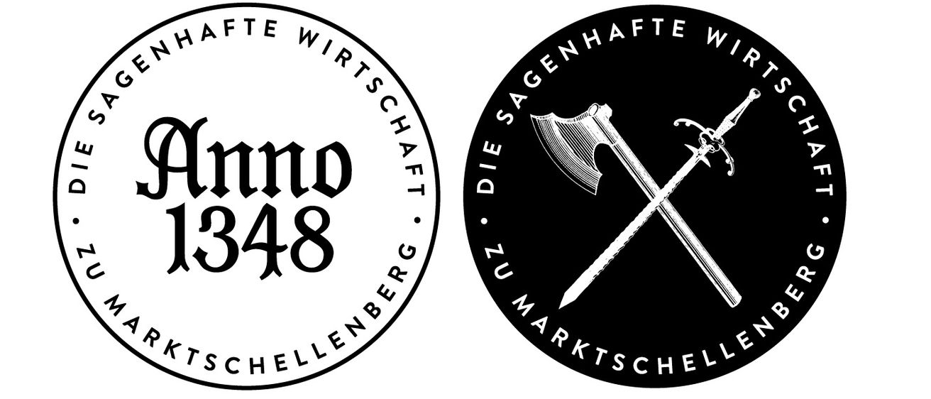 Zwei kreisförmige Logos. Das linke zeigt 'nein 348' und 'TE WIRTSCHAFT CHENBERG'. Das rechte zeigt 'DIE GEGENAFT ZUM MARKTSCHEI' mit einem Axt- und Schwertkreuz.
