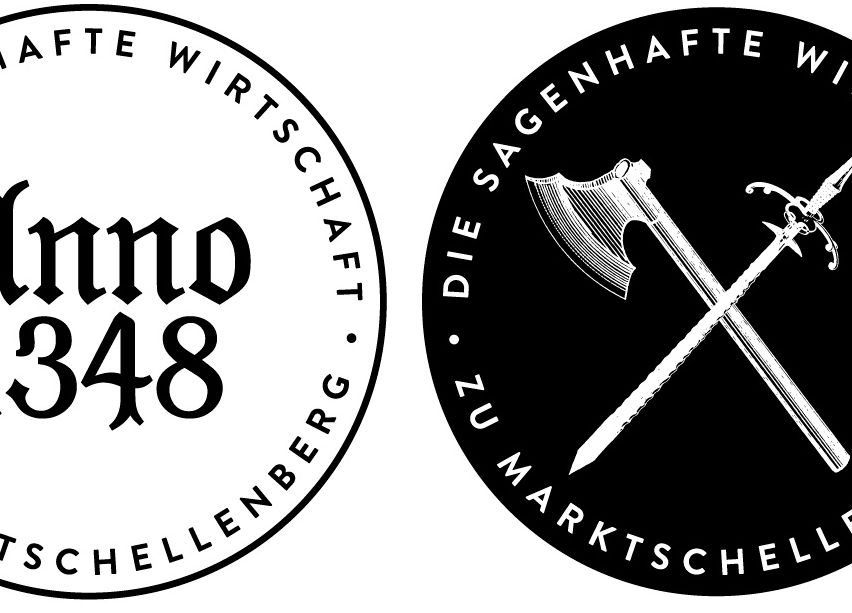 Zwei kreisförmige Logos. Das linke zeigt 'nein 348' und 'TE WIRTSCHAFT CHENBERG'. Das rechte zeigt 'DIE GEGENAFT ZUM MARKTSCHEI' mit einem Axt- und Schwertkreuz.
