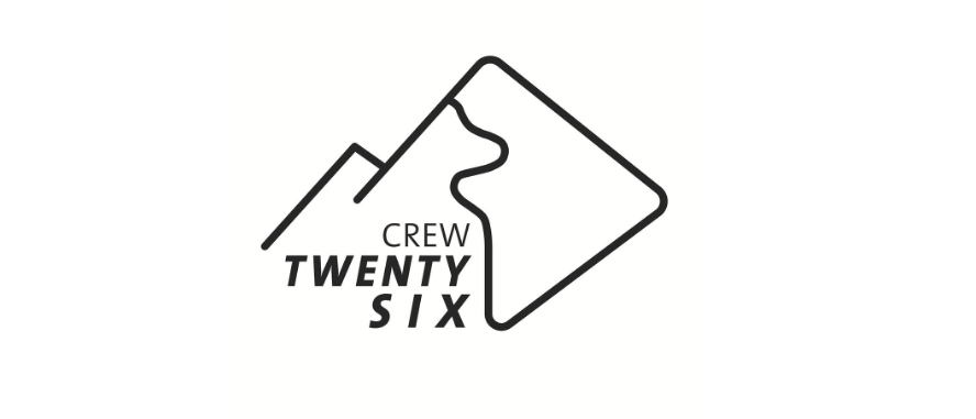 Ein Logo für ein Team namens 'Crew Twenty Six'. Es zeigt einen stilisierten Berg mit einer fließenden Linie, die ihn durchschneidet. Der Text ist fett und zentriert unter dem Berg.