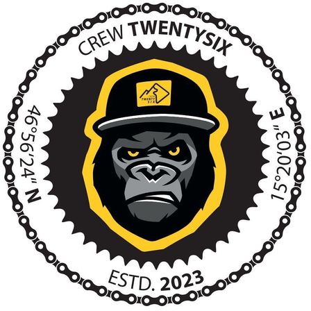 Ein rundes Emblem, das einen Gorilla in einem gelben Hut zeigt. Darauf steht 'Crew Twenty Six' über dem Gorilla und 'ESTD. 2023' darunter. Der Hintergrund ist ein Kettengliedmuster.