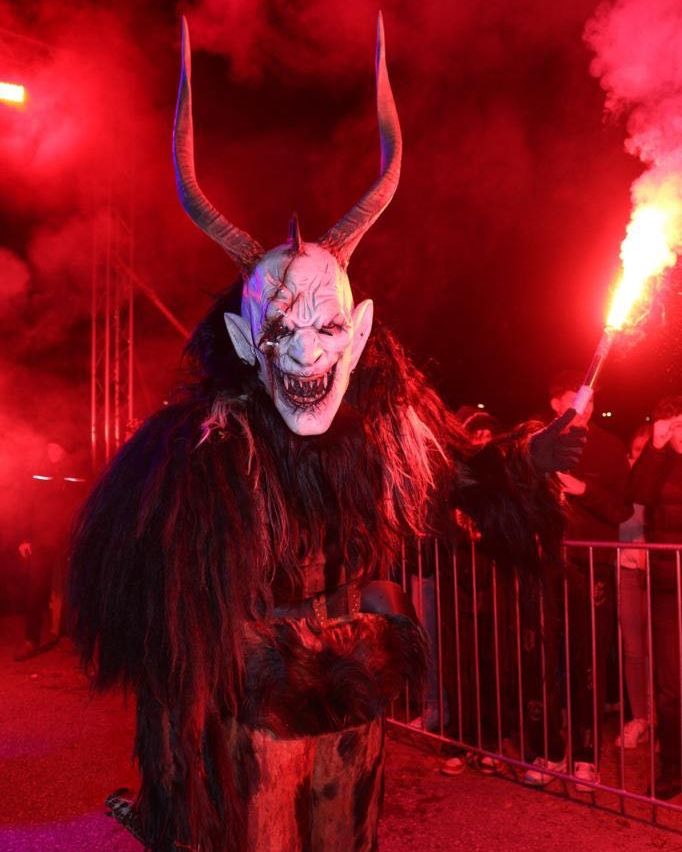 Bild enthält, Adult, Female, Person, Woman, Urban, Male, Man, Festival, Face