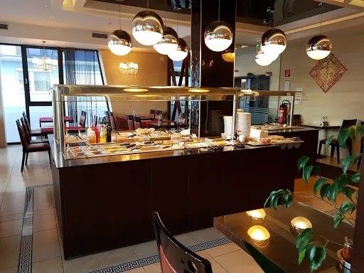 Bild enthält, Indoors, Restaurant, Cafeteria, Chandelier, Lamp